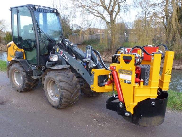 KLR-700 ST mit Baum clamp montiert auf einem Giant schaufel