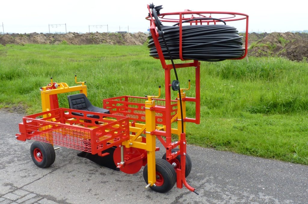 Paulownia mit dem Damcon PL-10 und Verlegung-eines-Tropfschlauchs