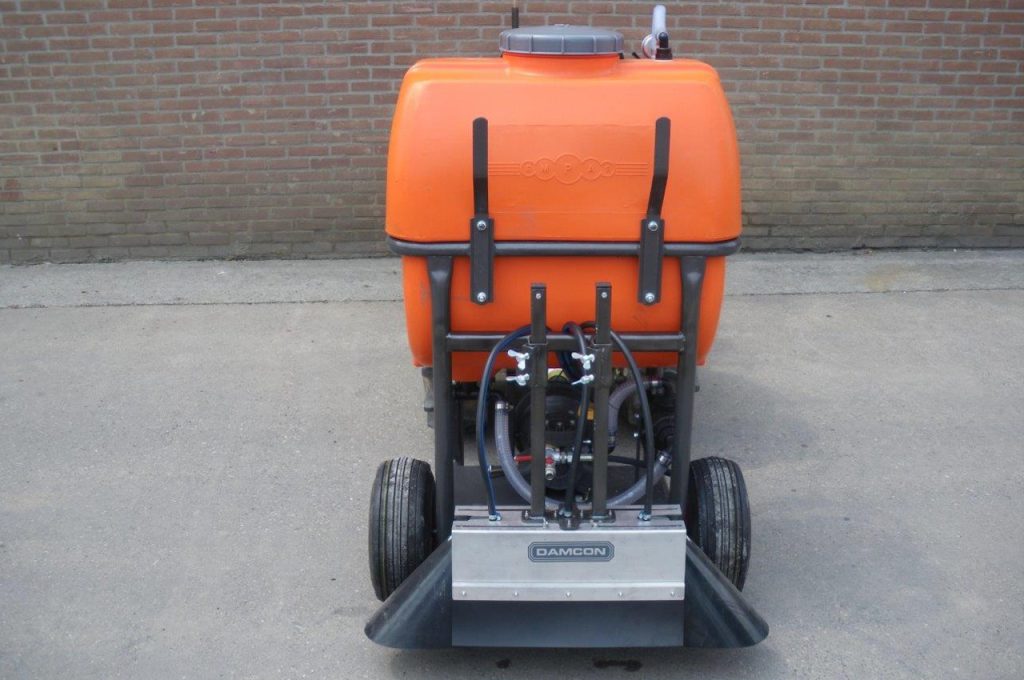 RFS Spritzkappe mit 3 Düsen an Empas Spritze eingeschoben