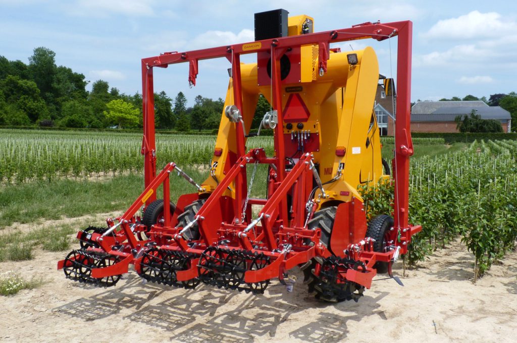 Hacken mit Torsionshacken 2 Jahr alte Kultur Reihenabstand 80 cm