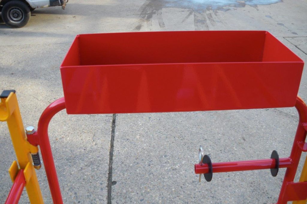 Werkzeugkasten an Tür