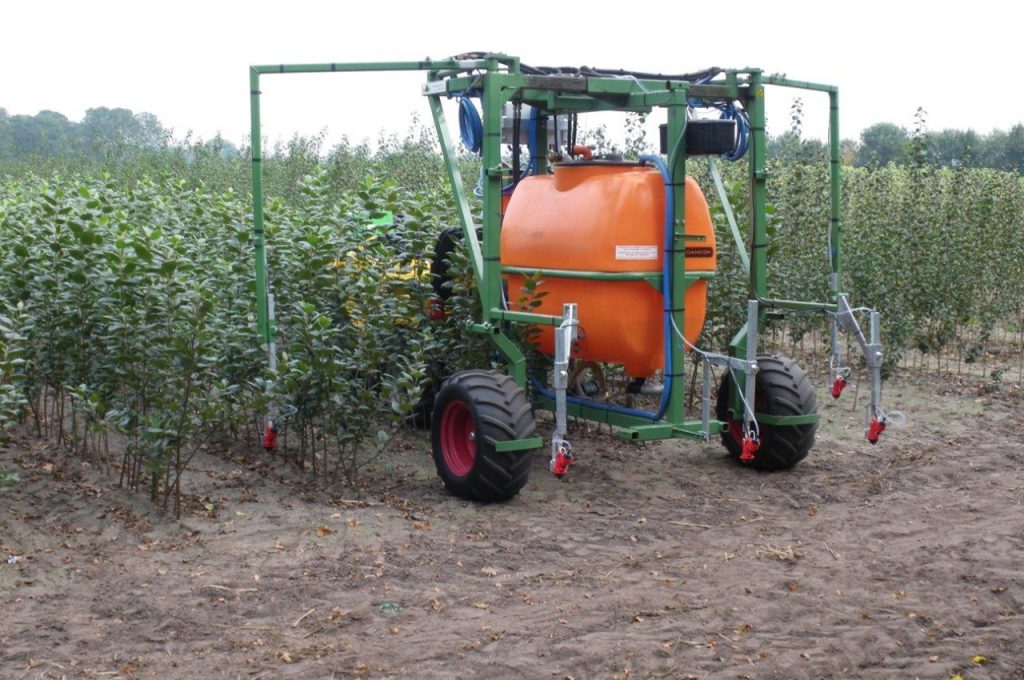 Damcon Portalspritze hinter Sirio-5x LVS Streuköpfe