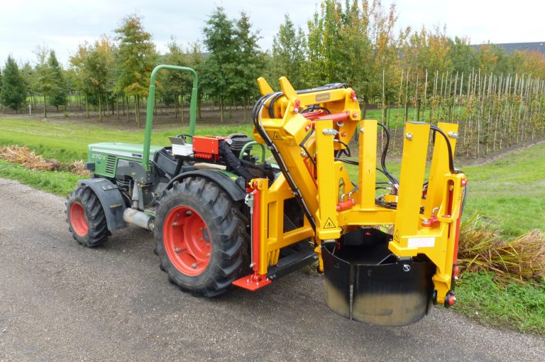 Wie nachhaltig sind ein Damcon KLR-800 AB Ballenstecher und ein Fendt Traktor?