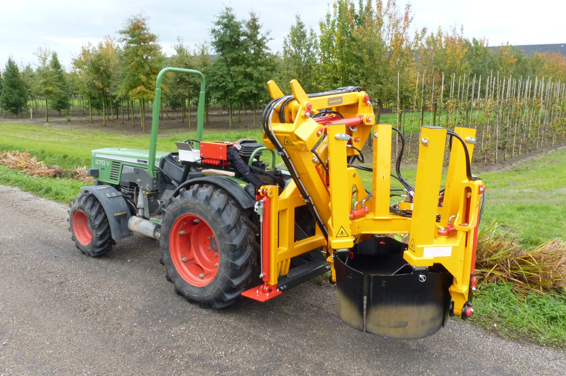 Wie nachhaltig sind ein Damcon KLR-800 AB Ballenstecher und ein Fendt Traktor?