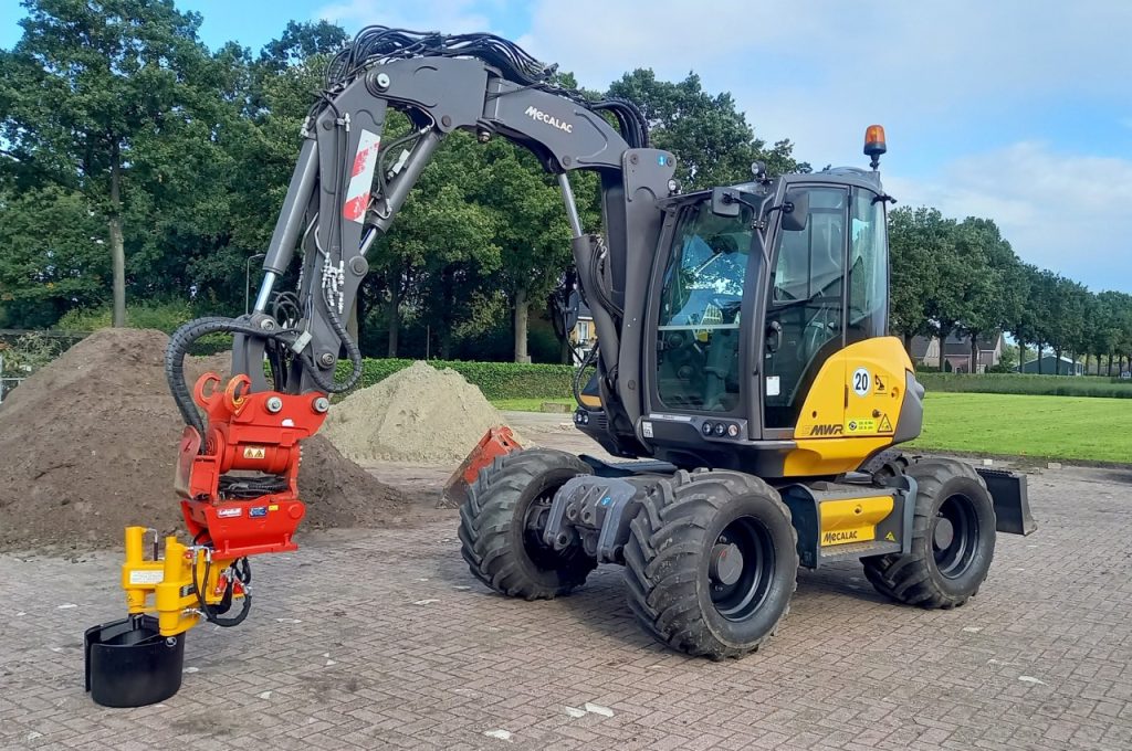 KLR-300 ST an Mecalac 9 MWR